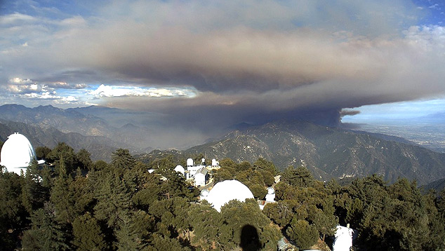 Grande pluma de fumaa vista do observatrio astronmico Mount Wilson Observatory, em Los Angeles, na Califrnia, no ltimo dia 13 de agosto. Crdito: Foto divulgada pelo twitter @MtWilsonObs<BR>