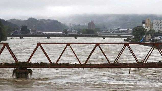 As recentes chuvas torrenciais j fizeram 60 vtimas fatais na regio de Kyushu. Milhares continuam isolados em vrias provncias. Crdito: Imagem divulgada pelo twitter @thandojo<BR>