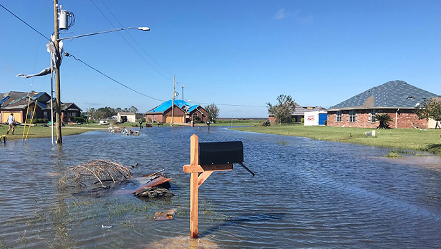 Lake Charles, na Louisiana, foi atingida por mais inundaes no sbado, aps a passagem do furaco Delta. A regio ainda se recupera do furaco Laura e tem inmeras casas com telhados danificados cobertos por lonas azuis. Crdito: Imagem divulgada pelo twitter @Bryn Stole 