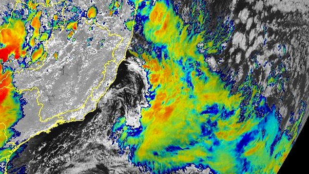 Imagem de satlite mostra as nuvens carregadas da tempestade subtropical Mani entre a costa do Esprito Santo e do sul da Bahia nesta segunda-feira. Crdito: NOAA/Goes-East 