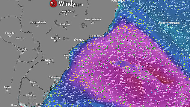Animao gerada pelo Windy mostra o grande swell entre a costa do Sul e do Sudeste do Brasil. O mar passou a ficar agitado esta semana e a ressaca aconteceu nesta quinta-feira. Crdito: Windy. 
