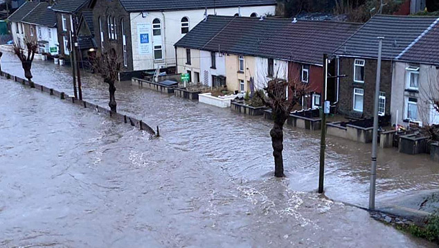 Tempestade Denis provoca severas inundaes no Reino Unido no fim de semana. Crdito: Inundao em Pontypridd, no sul do Pas de Gales, divulgada pelo twitter @AdrianFlood9