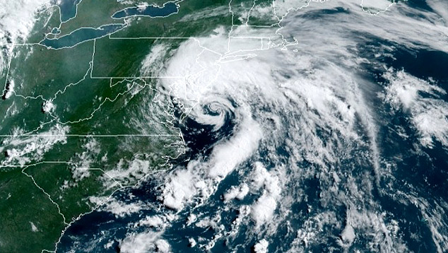 Imagem de satlite mostra o centro da tempestade tropical Fay bem prximo  Nova Jersey, no nordeste dos Estados Unidos. Diversas reas sero impactadas com chuvas fortes nos prximos dias. Crdito: NOAA