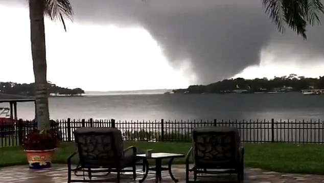 Tornado flagrado em Orlando, no sbado, quando a tempestade tropical Cristobal se aproximava da costa da Louisiana, nos Estados Unidos. Crdito: Imagem divulgada em redes sociais. @RicKearbeyWTSP