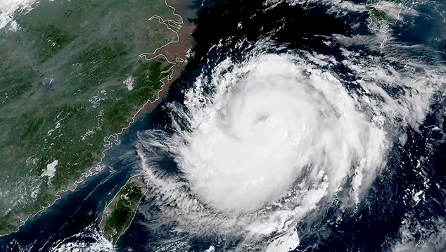 Imagem de satlite mostra o tufo Bavi cobrindo as ilhas Okinawa. As previses indicam que Bavi pode se tornar um poderoso tufo antes de atingir a Pennsula da Coreia. Crdito: NOAA