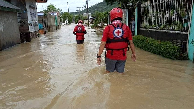 Inundaes se agravaram com a passagem do tufo Vamco na quarta-feira a noite. Crdito: Divulgao Cruz Vermelha das Filipinas @philredcross 