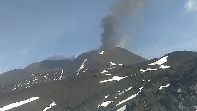 Vulco Etna entra em erupo neste domingo, aps manh com aumento de atividade. Crdito: Imagem por webcam divulgada por @SkylineWebcams