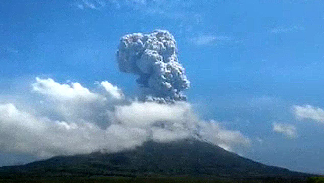 Vulco Lewotolo entrou em forte erupo no dia 29 de novembro na Indonsia. O monte mantm sinais de atividade e nove mil pessoas esto fora de casa. Crdito: Imagem divulgada por MAGMA/CVGHM  