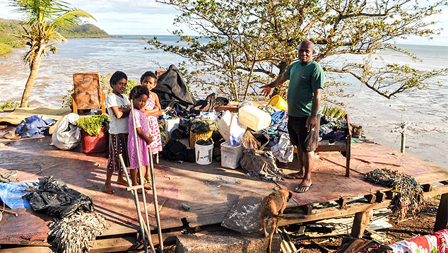 Povoados das ilhas Fiji tiveram suas casas completamente destrudas pela passagem do monstruoso ciclone tropical Yasa, que atingiu a categoria 5. Crdito: Imagem divulgada por @IFRCAsiaPacific