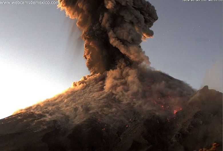 Vulco Popocatpetl em erupo na manh da quinta-feira, dia 9. A coluna de fumaa alcanou 3 quilmetros de altura.Crdito: Webcams de Mxico/CENAPRED