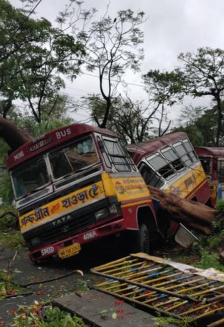 Destruio em Bengala aps a passagem do intenso ciclone tropical Amphan. Crdito: Imagem da regio divulgada pelo twitter @PratimDGupta<BR>