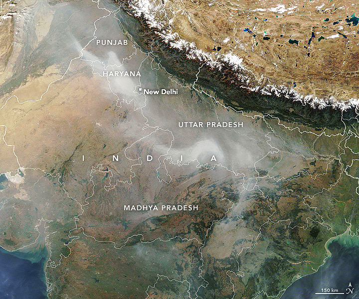 Imagem de satlite do dia 9 de novembro revela uma grande extenso de fumaa sobre estados do norte da ndia. Rios de fumaa passam sobre a capital Nova Deli. Crdito: NASA. 
