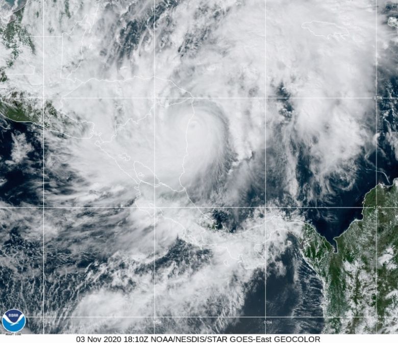 Imagem de satlite mostra toda a rea de cobertura atual do grande furaco Eta, que encontra-se na categoria 4, nesta tera-feira. Crdito: NOAA.