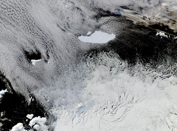 Imagem capturada pelo satlite Aqua em 30 de abril do Iceberg A68-C que se desprendeu recentemente. Ele est  deriva prximo s ilhas Orkney do Sul, entre o Mar de Weddell e o Oceano Atlntico Sul. Crdito: NASA.