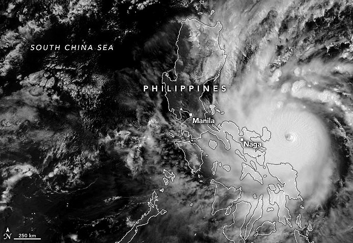 Imagem de satlite do canal infravermelho mostra o super tufo Goni e o olho muito perto da regio de Bicol, nas Filipinas no dia 31 de outubro. Crdito: NASA/NOAA  