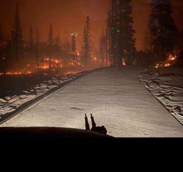 Foto tirada de dentro da cabine de um veculo da Guarda Nacional durante combate ao incndio florestal de Creek no fim de semana. 18000 hectares j foram queimados. Crdito: Divulgao @ChiefNGB 