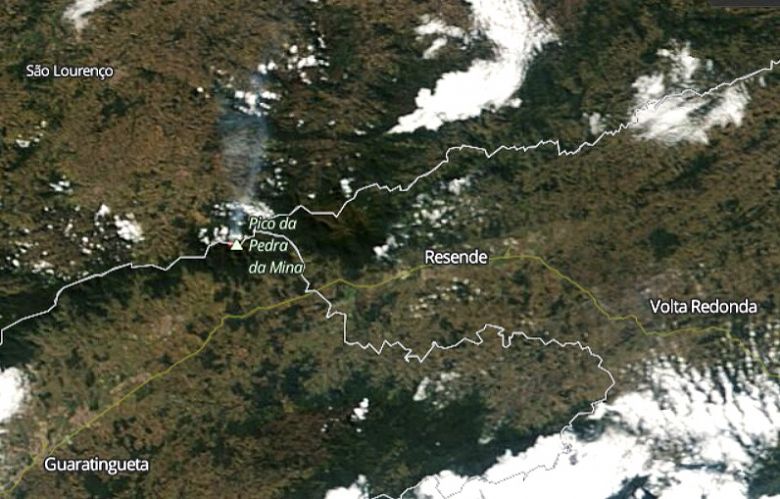 Imagem de satlite mostra o incio do incndio no Pico da Pedra de Minas, divisa de Minas Gerais com So Paulo, no ltimo dia 17. Crdito: Worldview/NASA.