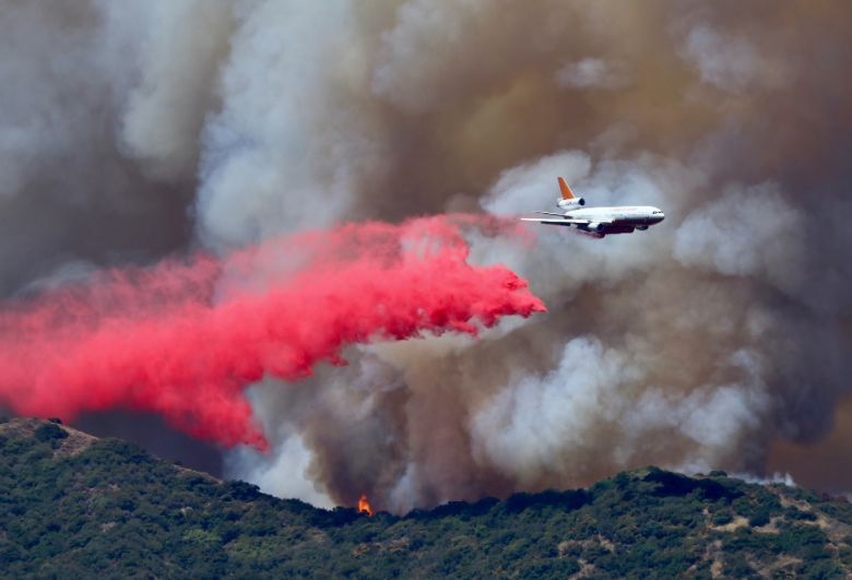 Centenas de bombeiros combatem os incndios florestais ao norte de Los Angeles. Crdito: Imagem divulgada pelo twitter @ShorealoneFilms<BR>