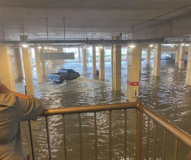 Garagem inundada no Golden Nugget Casino na cidade de Biloxi, Mississipi, neste domingo. Crdito: Foto Markous Shavers. Imagem divulgada pelo twitter @BrantlyWx<BR> 