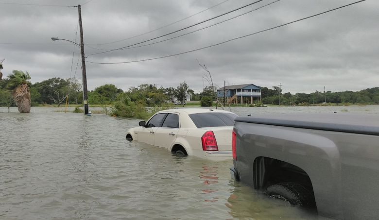 Inundao em Galveston na manh desta segunda-feira. Crdito: Imagem divulgada pelo twitter @IanShelton1997