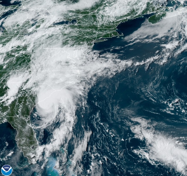 Imagem de satlite mostra o centro da tempestade tropical Isaias muito perto da Carolina do Sul. A tormenta deve evoluir novamente para furaco antes de chegar s Carolinas nas prximas horas. Crdito: NOAA/GOES-East.