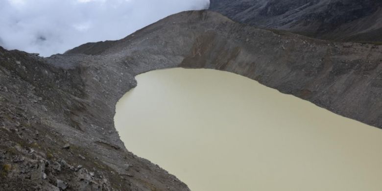 Imagem da lagoa Salkantaycocha, onde uma avalanche de rochas e gelo desabou da montanha nevada de Salkantay, provocando grande inundao no ltimo dia 24. Crdito: INAIGEM. 