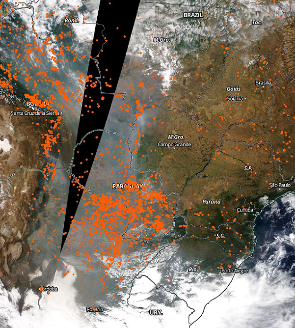 A mesma imagem com pontos laranjas mostra a quantidade de focos de fogo detectados pelos satlites Aqua e Terra da Nasa, no dia 26 de setembro. Crdito: Worldview/NASA. 