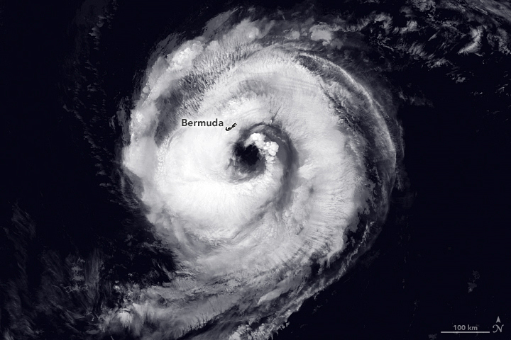Imagem de satlite mostra a ilha de Bermuda dentro do olho do furaco Paulette na ltima segunda-feira, dia 14. Paulette tocou o solo com categoria 2. Crdito: NHC.  