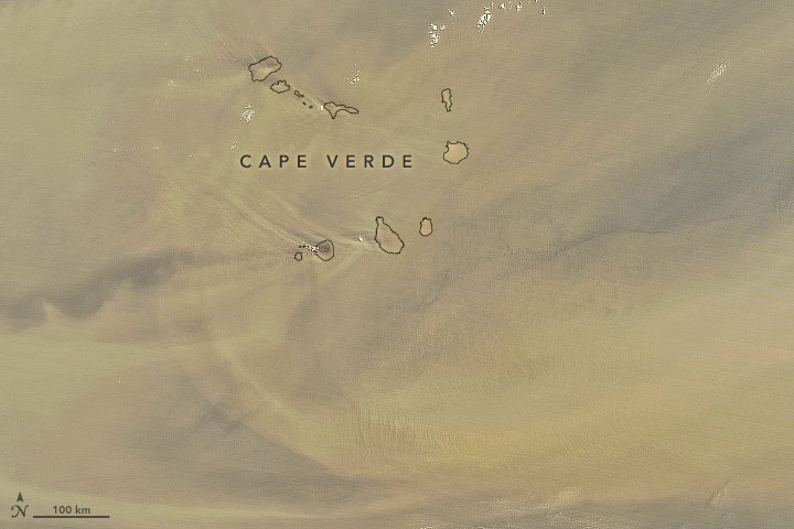 Detalhe da poeira sobre Cabo Verde. Regio est coberta pela nuvem. Crdito: NASA. 