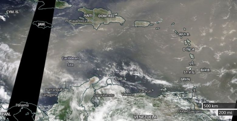 Imagem de satlite desta segunda-feira, dia 22, mostra a poeira vinda do Saara avanando sobre diversas regies do Mar do Caribe. Crdito: Worldview/Nasa. 