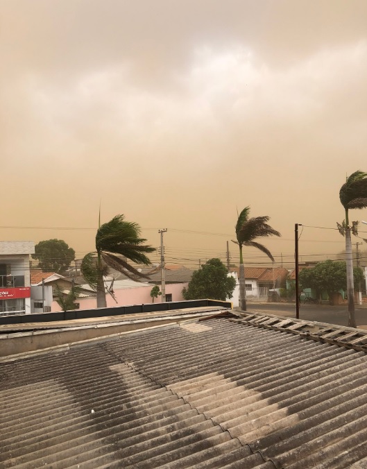 Muita poeira se espalhou antes da chuva em Primavera do Leste, em Mato Grosso na quarta-feira. Crdito: Imagem divulgada pelo twitter @robertaiane 