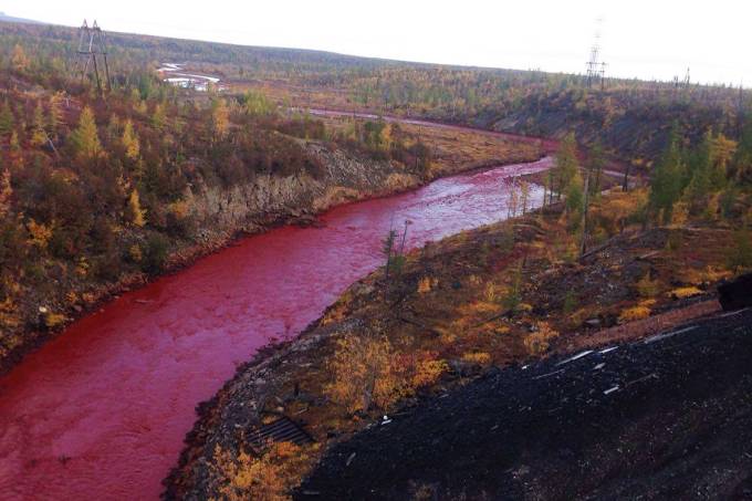 Rio Daldykan manchado de vermelho pela presena de diesel. Crdito: Imagem divulgada em redes sociais.  