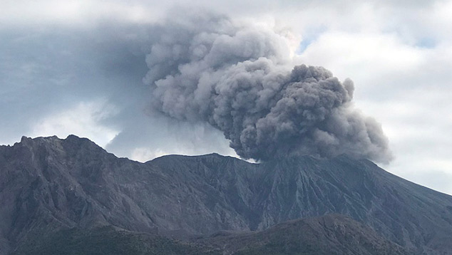 Sakurajima entra em erupo no dia 2 de dezembro lanando grande quantidade de cinzas. Crdito: Imagem divulgada pelo twitter @MeteoVolcanica<BR>
