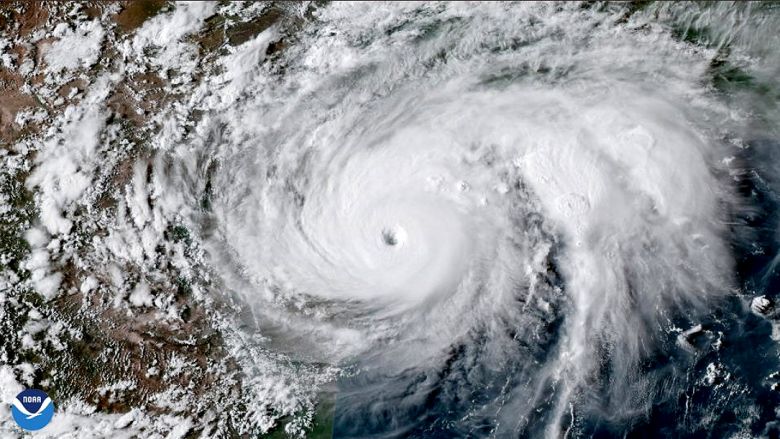 O grande furacão Laura alcançou a categoria 4 na tarde desta quarta-feira, dia 26 de agosto. Os ventos máximos sustentados são de 220 km/h. Crédito: NOAA
