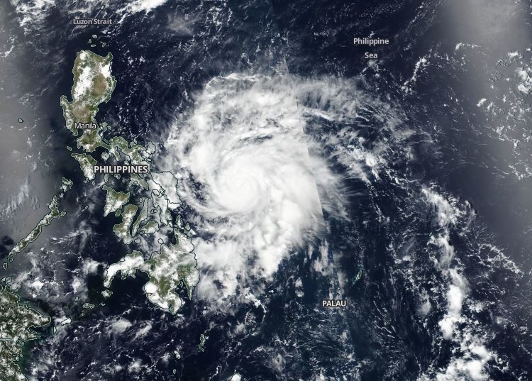 Imagem de satlite mostra o tufo Vongfong no lado leste das Filipinas. O tufo ainda poder provocar chuva forte e ventos intensos at o sbado. Crdito: Worldview NASA.