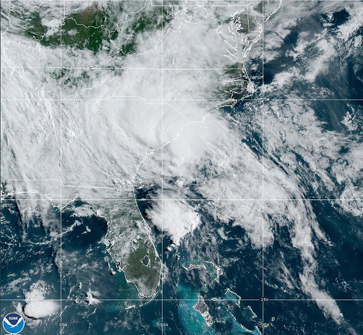 A imagem de satlite mostra a tempestade tropical Bertha entrando pela costa da Carolina do Sul. Apesar de enfraquecida, ainda pode provocar chuva forte em reas da Virgnia e da Carolina do Norte nesta quinta-feira. Crdito: NOAA. 
