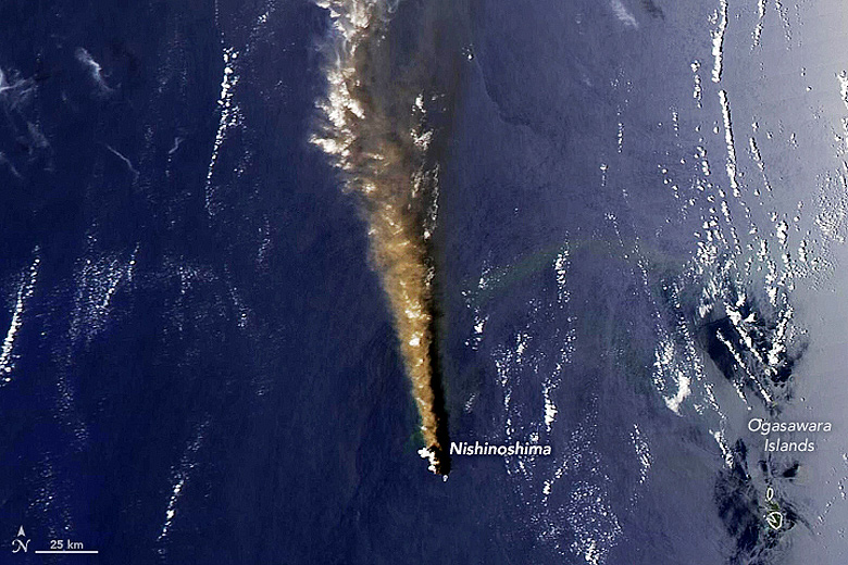 Imagem do satlite Aqua, da Nasa, mostra grande atividade do vulco em Nishinoshima, no dia 4 de julho. A nuvem de cinzas atingiu 8300 metros no cu, a maior altitude desde que a ilha vulcnica surgiu em 2013. Crdito: Earthobservatory/NASA  