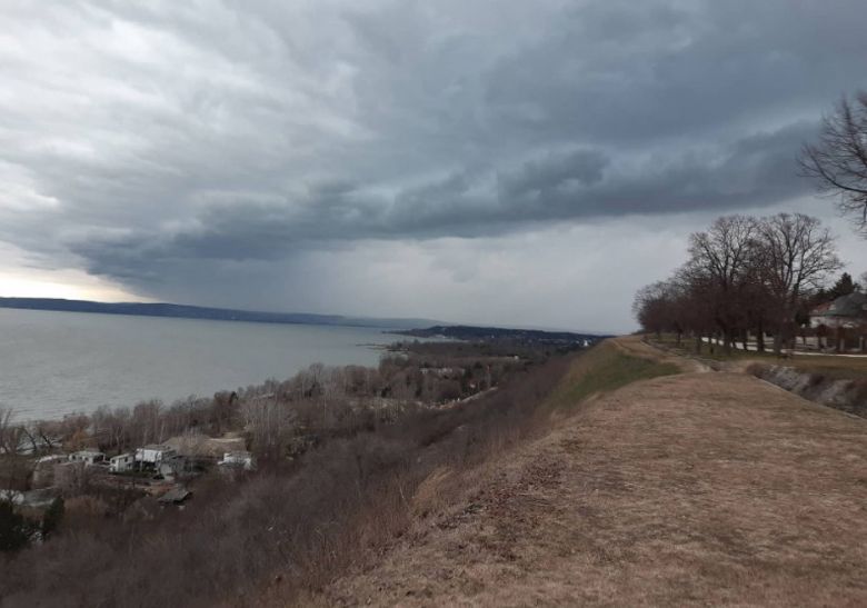 Nuvens carregadas da tempestade Ciara avanam sobre a Hungria nesta tera-feira, dia 11. Crdito: Idokep.hu Imagem do lago Balaton divulgada pelo twitter. 