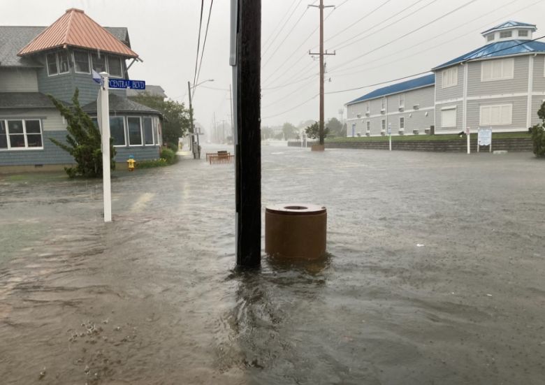 Inundao em Bethany Beach, em Delaware, na manh desta sexta-feira. Crdito: Imagem divulgada pelo twitter @LoganGilesWX