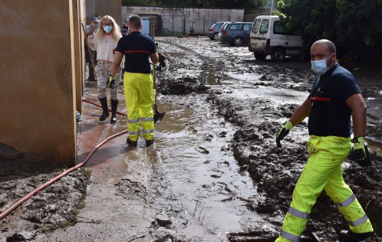 Trabalhos de limpeza prosseguiam em Valleraugue na segunda-feira. Crdito: Imagem divulgada pela Segurana Civil da Frana. Twitter @SecCivileFrance