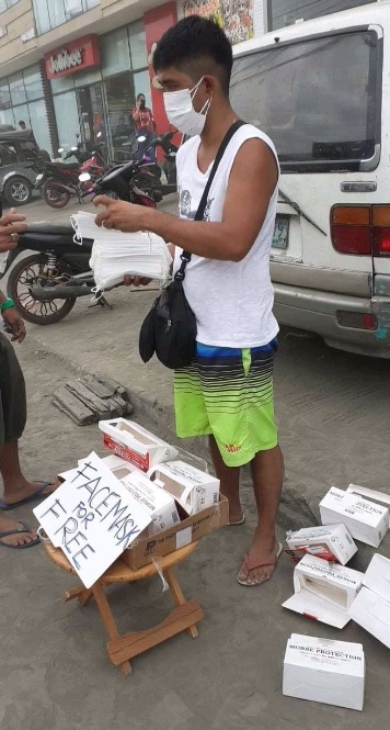 Mscaras so distribudas por este morador da regio do vulco Taal. Crdito: Imagem divulgada pelo twitter @peppereavanna