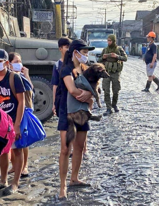 Imagem divulgada por moradores ao redor do vulco Taal. A erupo aconteceu neste domingo e obrigou a evacuao em massa de 8 mil pessoas. Crdito: Imagem divulgada pelo twitter @menggurlll