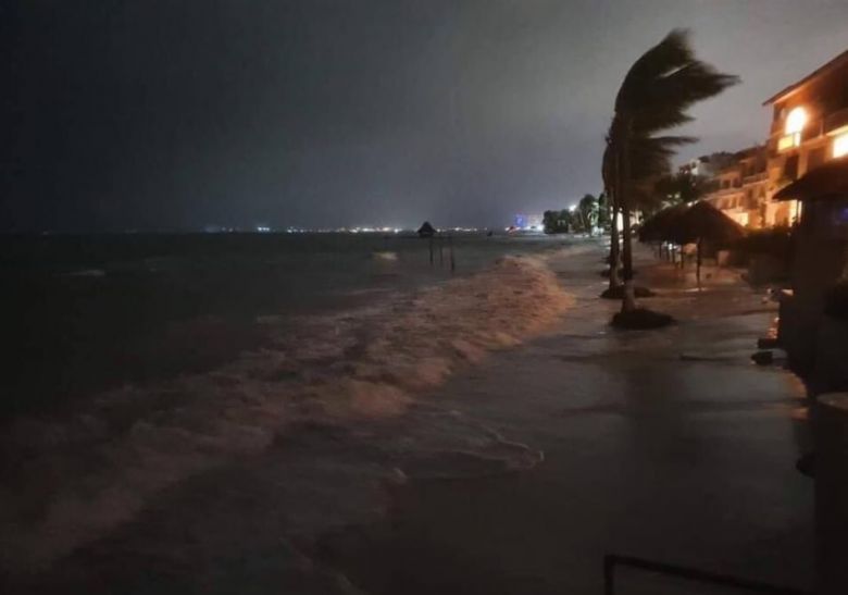 Ventos destruidores atingiram a costa norte da Pennsula de Yucatn na noite de segunda-feira. Crdito: Imagem da Playa Del Carmen divulgada pelo twitter @roo digital. 