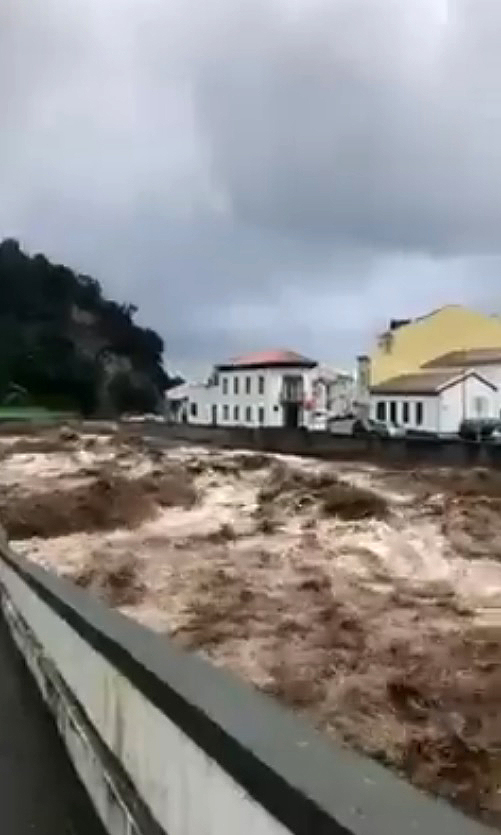 Imagem de rio subindo na cidade de Ribeira Grande, ilha de So Miguel, nos Aores. Crdito: Imagem divulgada pelo twitter Ana Vieira/@MeteoTransMontePT