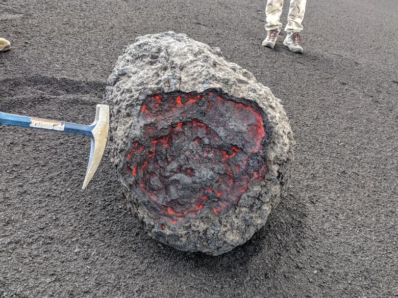 Bombas de lava foram lanadas durante atividade do Cumbre Vieja, em La Palma, no fim de semana. Crdito: Imagem divulgada pelo twitter @harrigeiger