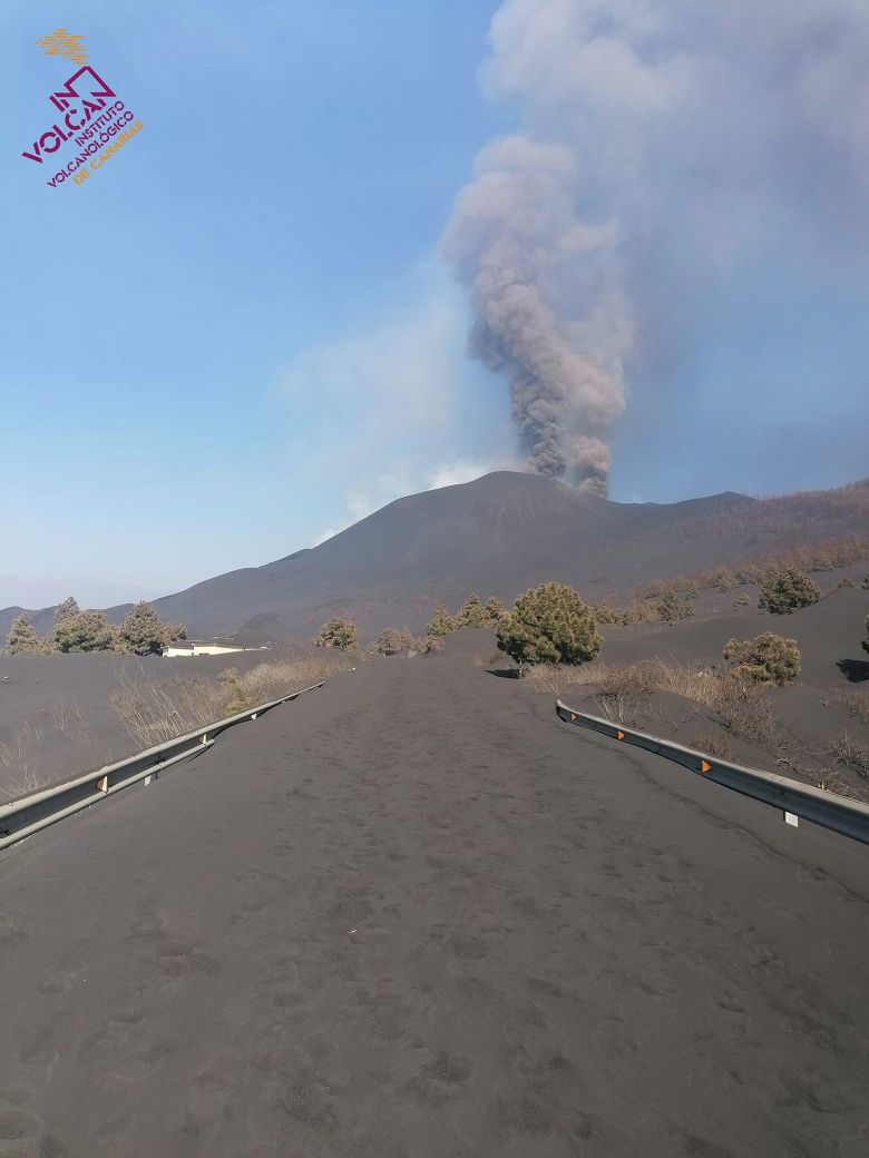Impacto das cinzas na estrada de S. Nicolau de Las Manchas a Tacande nesta quarta-feira, dia 3. Crdito: Divulgao INVOLCAN