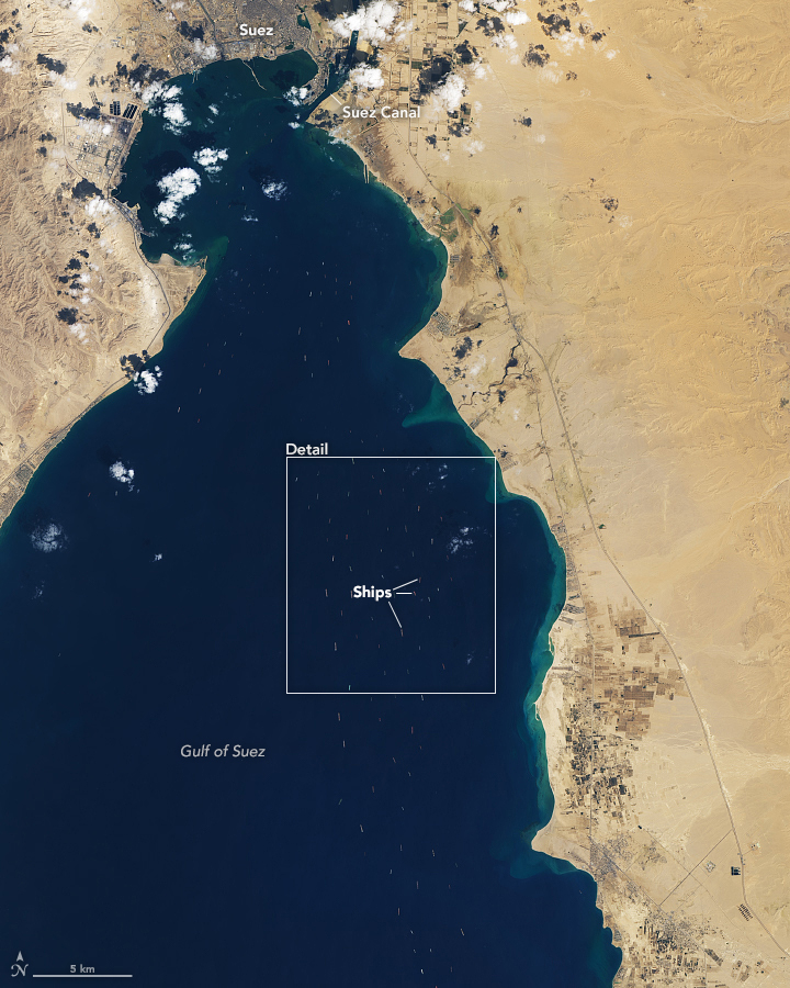 Imagem de satlite mostra centenas de navios ao longo da costa da Arbia Saudita, aps o megacargueiro Ever Given bloquear o Canal de Suez. Crdito: NASA