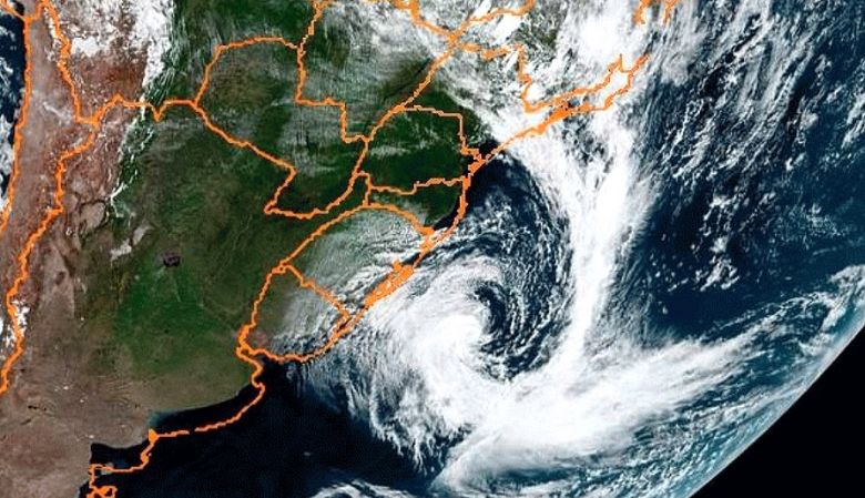 Imagem de satlite das 14h40 UTC do dia 5 de fevereiro mostra o ciclone extratropical formado sobre o oceano ao largo da costa do Rio Grande do Sul. Crdito: GOES-16/NOAA/Apolo11 
