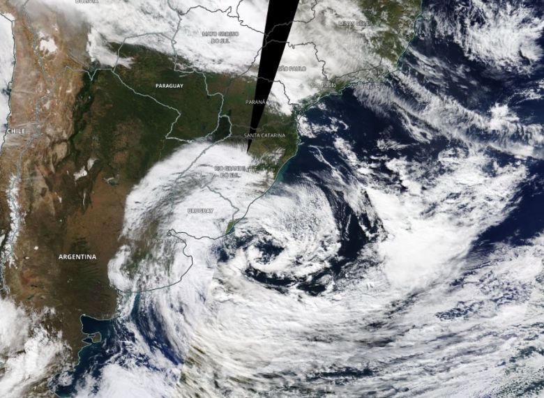 O ciclone extratropical atuou ontem, dia 23 de maio, prximo ao Rio Grande do Sul. Crdito: Imagem Worldview/NASA. 