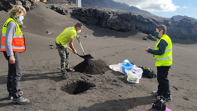 Tcnicos do IGME trabalham recolhendo amostras prximo a rea da erupo do Cumbre Vieja, em La Palma. Crdito: Instituto Geolgico e Mineiro da Espanha/IGME  
